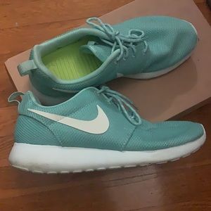 Women’s mint blue roshe